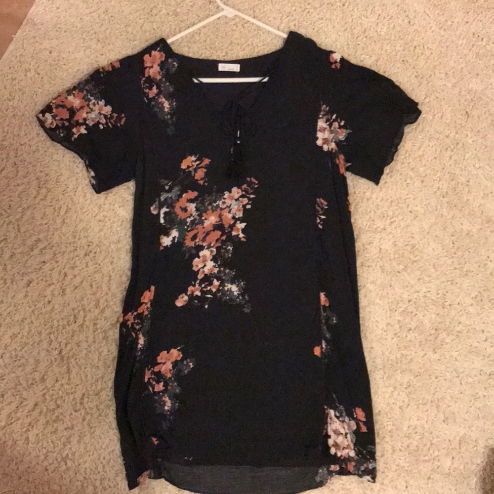 Short sleeve black dress with flower details